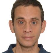 profesor de diseño ofrece clases de adobe ilustrator y photshop básico